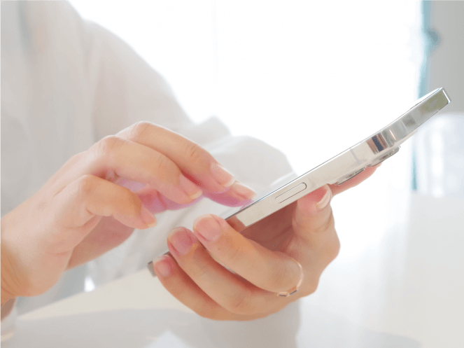 携帯電話を使い予約する様子