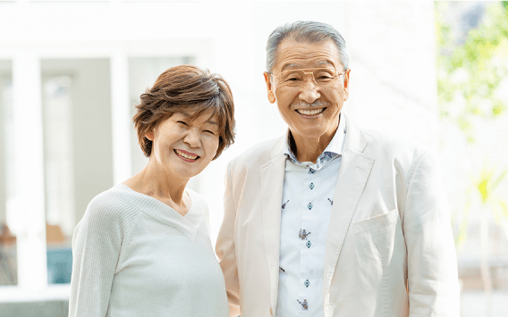 笑顔の老夫婦